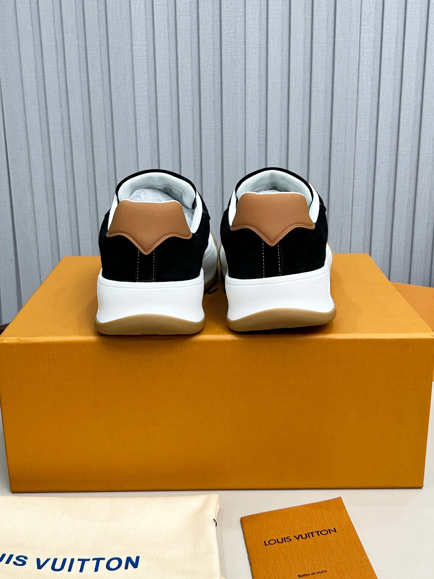 p620💰Men's shoes ❤️❤️❤️Top version LV-Louis Vuitton-Classic catwalk new style Air glue process·Original 1:1 development and reproduction! ! The upper foot is very comfortable. It is made of luxurious materials and fine workmanship. The midsole is printed with English letters "Made in Europe". The upper is made of calfskin imported from Italy. The side is decorated with the brand's LOGO and signature. The latest latex foot pads and mesh lining make the foot feel super comfortable. The original two-color TPU combination outsole is specially provided by the original factory. Bag technology Goodyear stitched edges Fabric: Exclusive custom first-layer cowhide Accessories: Exclusive private model Vuitton logo, lining: Customized silk mesh lining - first-layer silk cowhide lining Outsole: TPU combination outsole wear-resistant, non-slip and anti-yellowing Foot pads: new latex pads-mesh sweat-absorbent Counter technology: fully computerized sewing machine wire drawing Toe box back cover Hot and cold shaping Full set of pull-top last with medium and low logo pattern Code number 39-45